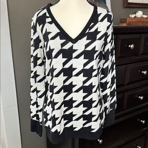 New York & Company Monochrome Houndstooth V-Neck Sweater
